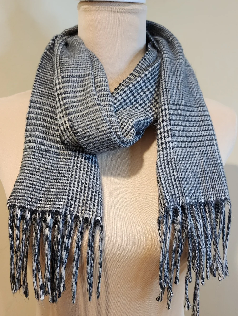 GEOFFREY BEENE Made In Italy  Black & White Glen Plaid Fringe Scarf